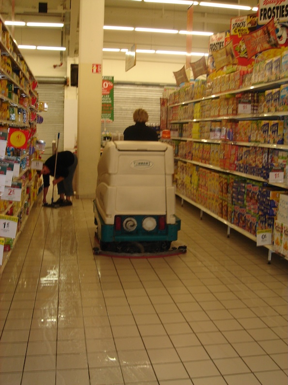 Équipe European Cleaners en remise en état d'une grande surface alimentaire