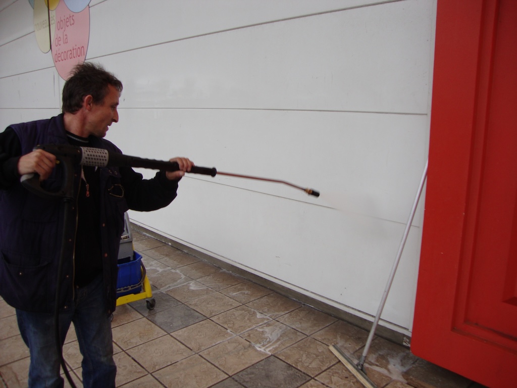 Agent European Cleaners en nettoyage haute pression de façade